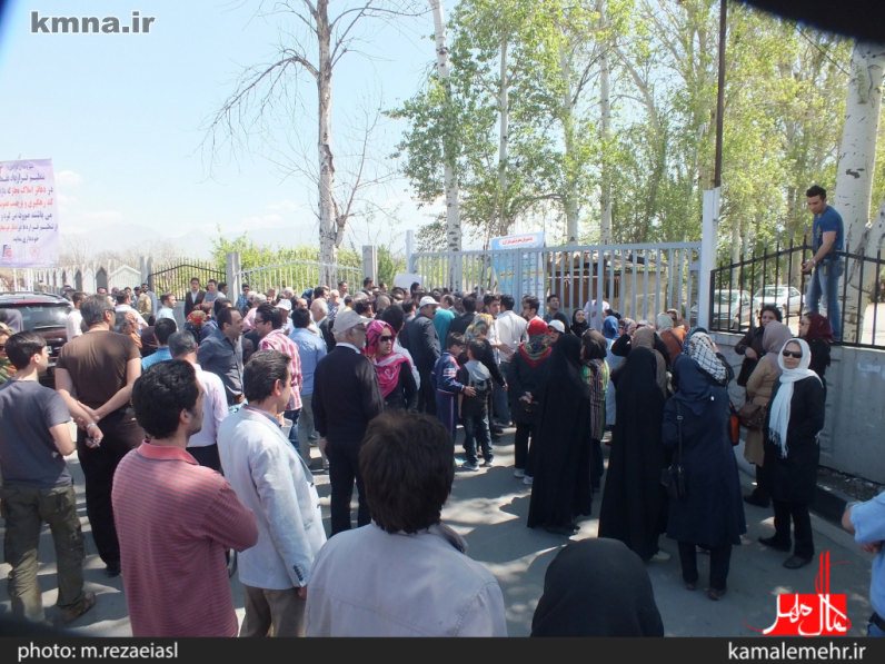 تجمع اعتراض آمیز مردم مهرشهر بخاطر قطع ۲۰۰۰اصله درخت در مقابل باغ سیب + تصاویر