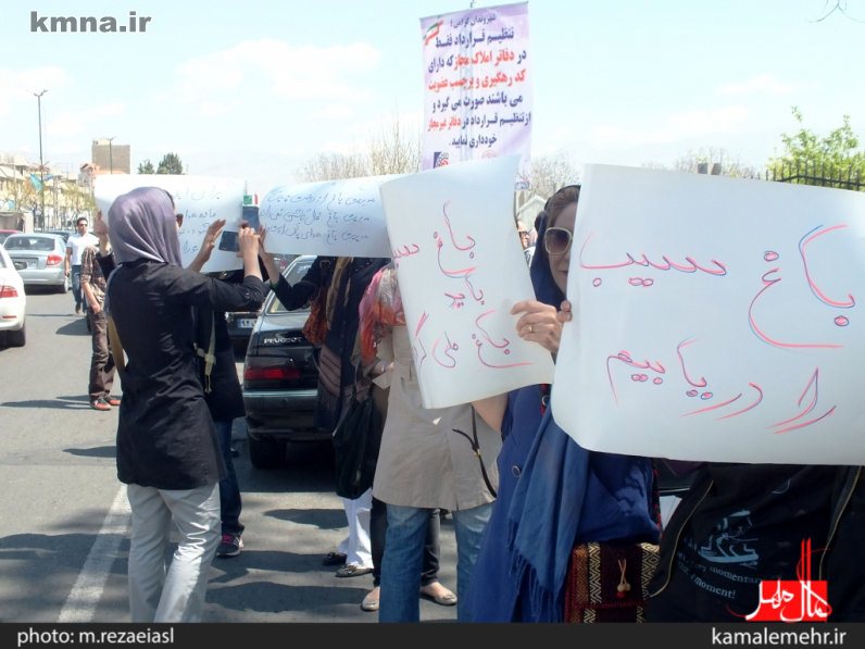 تجمع اعتراض آمیز مردم مهرشهر بخاطر قطع ۲۰۰۰اصله درخت در مقابل باغ سیب + تصاویر