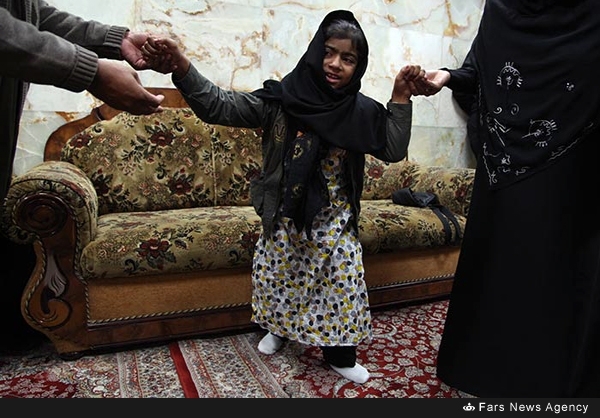 شفا یافتن دختر معلول در حرم امام حسین علیه السلام +عکس