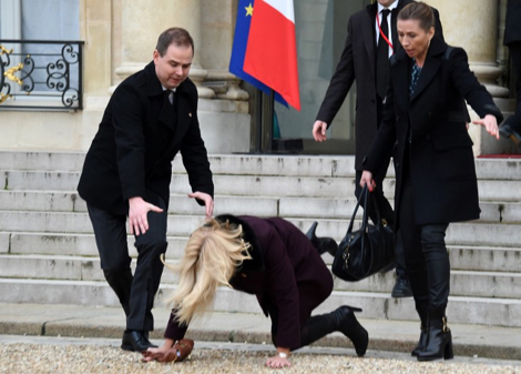 زمین خوردن نخست وزیر دانمارک مقابل 