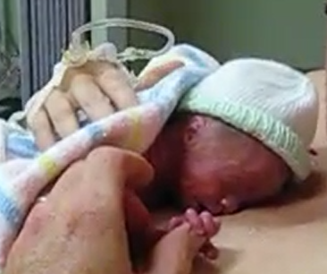 نوزادی که مرده بدنیا آمد، اما عشق مادری به وی جان دوباره بخشید+ تصاویر