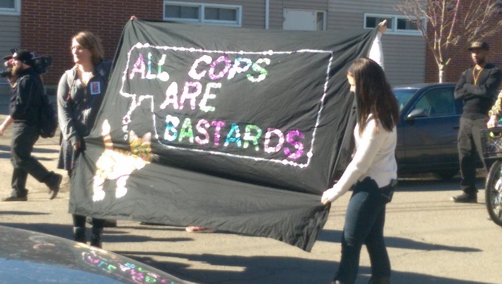 تظاهرات در شهر ویزکونزین آمریکا: پلیس ها همه ....زاده هستند!