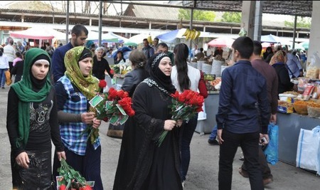 اهدای گل به زنان بی‌حجاب؛ تصاویر