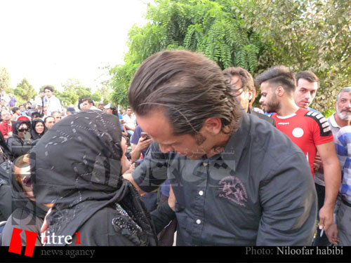 منتشر نشود/////علی کریمی در آغوش مادر بابک معصومی