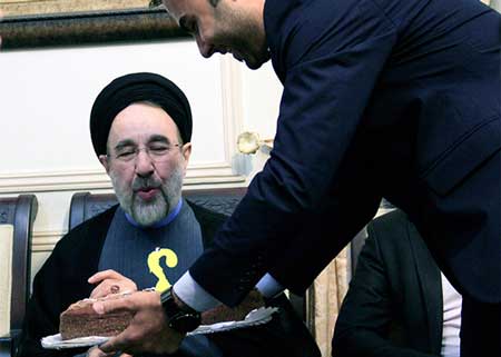 محمد خاتمی در حال فوت کردن شمع کیک تولدش + عکس