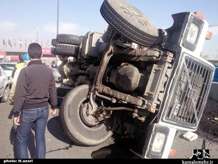 تصادف شدید و واژگونی کامیون در اتوبان قزوین - کرج + عکس
