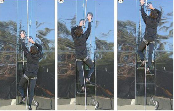 دستکش مرد عنکبوتی برای بالا رفتن از دیوار شیشه‌ای
