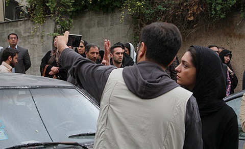 سلفی امین زندگانی و همسرش الیکا عبدالرزاقی در مقابل سفارت عربستان