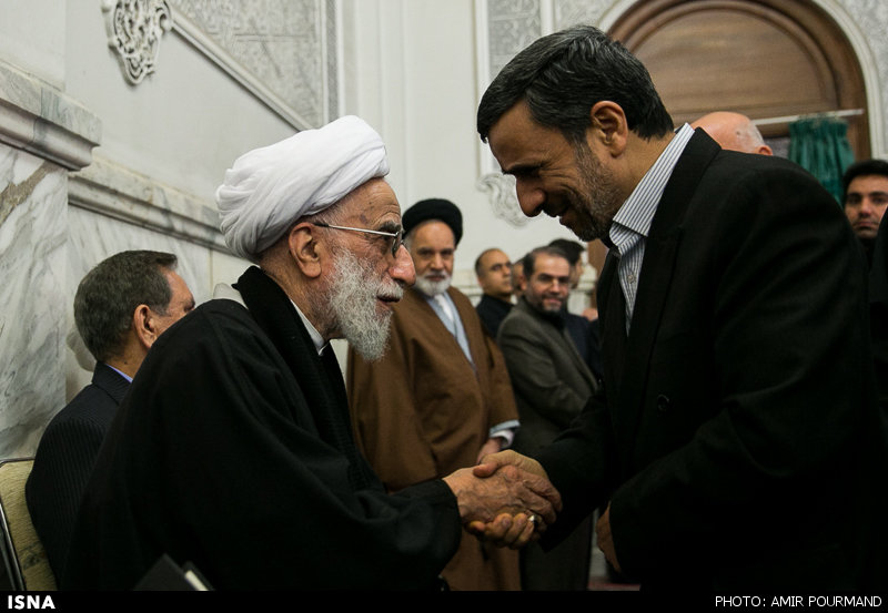 عکس احوال‌پرسی احمدی‌نژاد و آیت‌الله جنتی در مراسم ختم