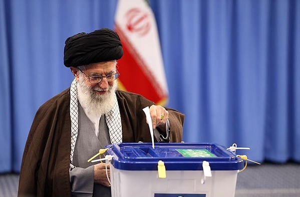 رهبر معظم‌ انقلاب‌ اسلامی رأی خود را به صندوق انداختند