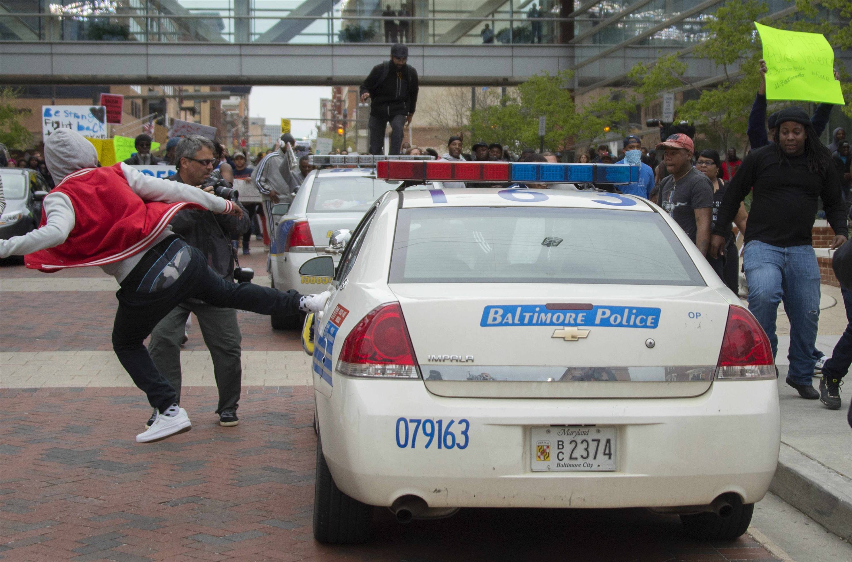 حمله معترضان به پاسگاه و ماشین های پلیس در بالتیمور آمریکا+ تصویر