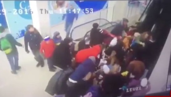 سقوط وحشتناک 44 دانش آموز از پله برقی/ فیلم