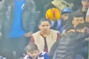 اتفاق دردناک برای یک تماشاگر زن در زمین فوتبال/ فیلم