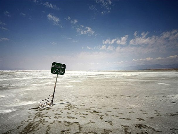 تراز آب دریاچه ارومیه رو به کاهش است/ اگر پروژه‌های ستاد احیاء اجرایی نشود صدها میلیارد به هدر می‌رود