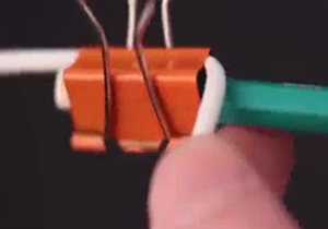 ترفندی برای جلوگیری از پیچیدن کابل شارژر گوشی/ فیلم