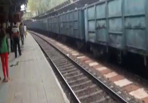 اقدام دیوانه وار یک زن در خوابیدن روی ریل قطار/ فیلم