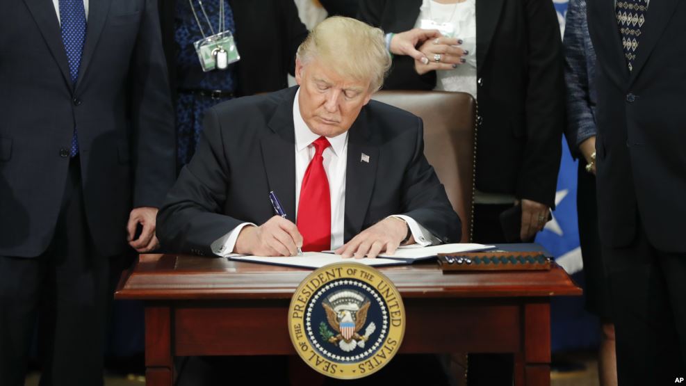 ترامپ فرمان «غربالگری مهاجرین از کشورهای مسلمان» را امضا کرد