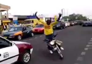 حرکات نمایشی دیوانه وار با موتورسیکلت در خیابان/ فیلم