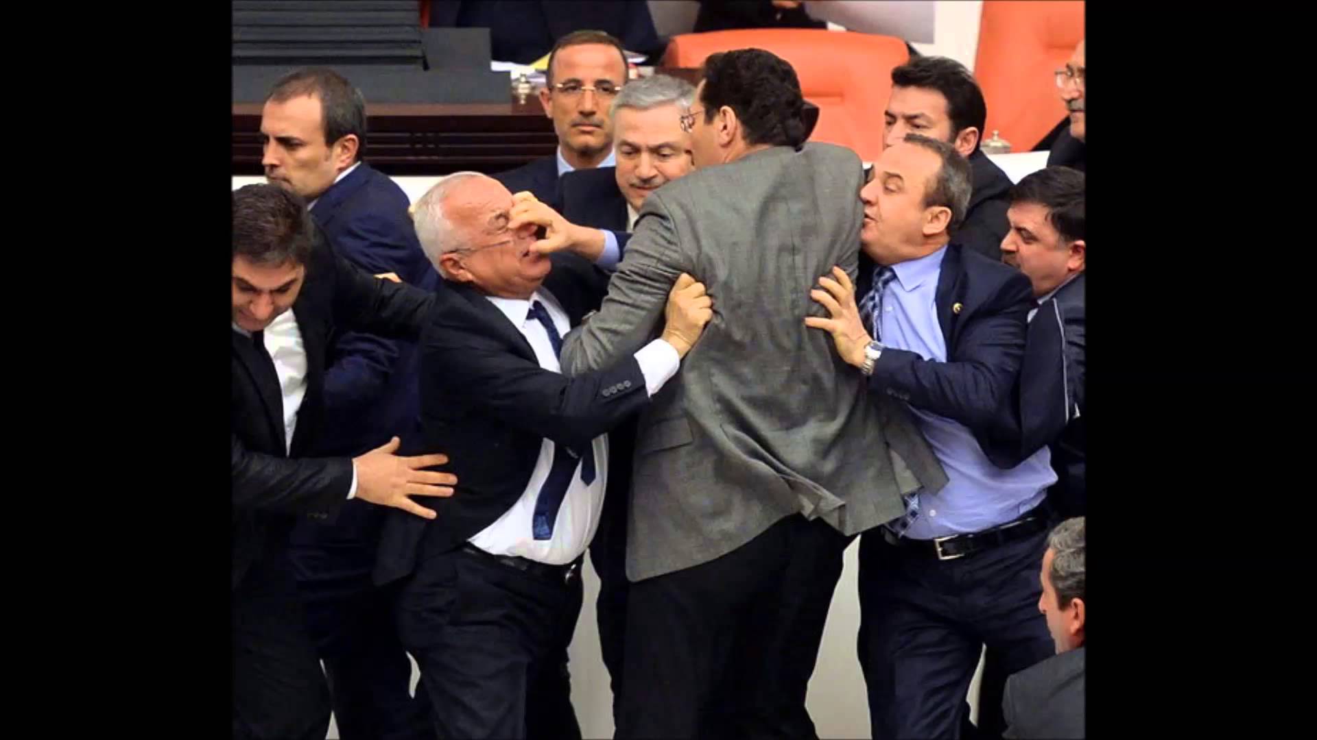 مشت اول هزار/ کتک کاری شدید نمایندگان پارلمان ترکیه