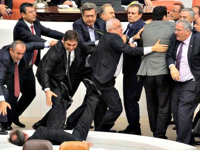 مشت اول هزار/ کتک کاری شدید نمایندگان پارلمان ترکیه