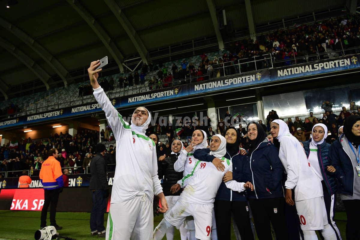 عکس یادگاری دختران فوتبال ایران بعد از شکست مقابل سوئد