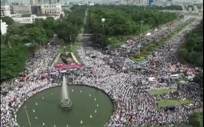 //اعتراض صدها هزار نفری مردم اندونزی در توهین فرماندار جاکارتا به قرآن