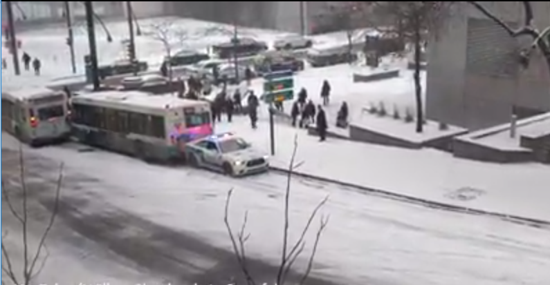 //تصادفهای زنجیره ای ناشی از یخ زدگی خیابان در مونترال / پلیس هم نتوانست ماشین را کنترل کند + عکس + فیلم