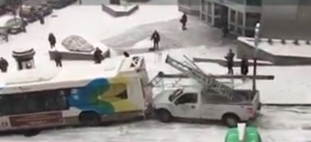 //تصادفهای زنجیره ای ناشی از یخ زدگی خیابان در مونترال / پلیس هم نتوانست ماشین را کنترل کند + عکس + فیلم