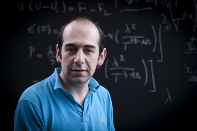این دانشمند ایرانی نظریه انیشتین را به چالش می کشد