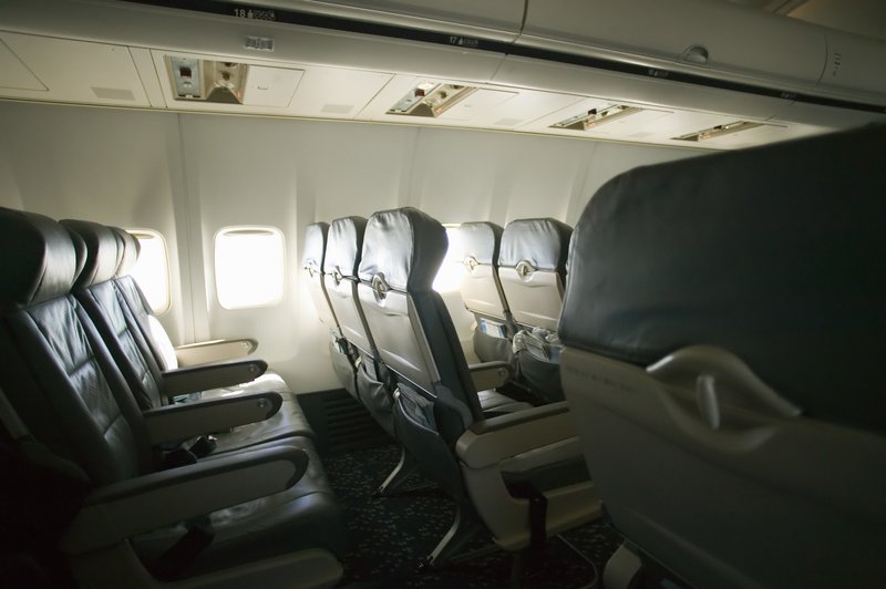 چرا صندلی های هواپیما با پنجره ها تنظیم نیستند؟