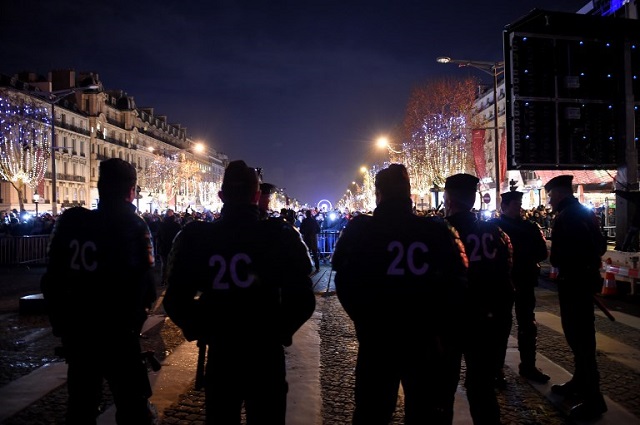 آتش گرفتن بیش از 1000 خودرو در اولین روز سال نو در فرانسه+عکس