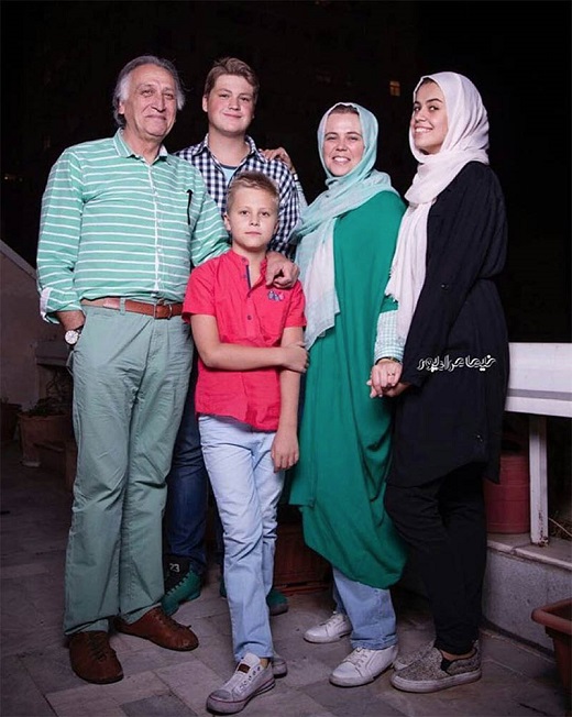 عکس احمد نجفی در کنار همسر و فرزندان اوکراینی اش