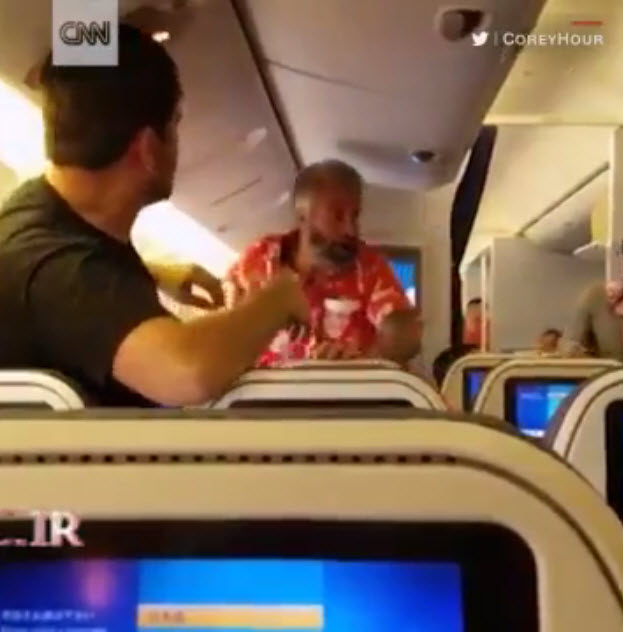کتک کاری مسافران در داخل هواپیما/ فیلم