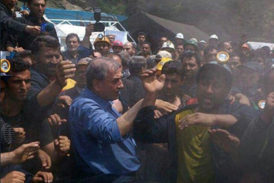 فیلم حمله معدنچیان خشمگین به خودرو حامل روحانی