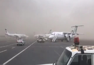 توفان تهران هواپیماهای فرودگاه مهرآباد را تکان داد/ فیلم