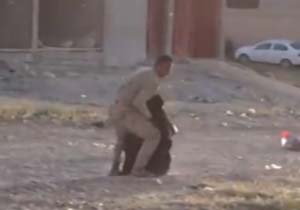 لحظه نجات شجاعانه یک پیرزن در زیر رگبار داعشی‌ها/ فیلم