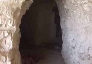کشف مخفیگاه های خوفناک داعش در صحرای سوریه/ فیلم