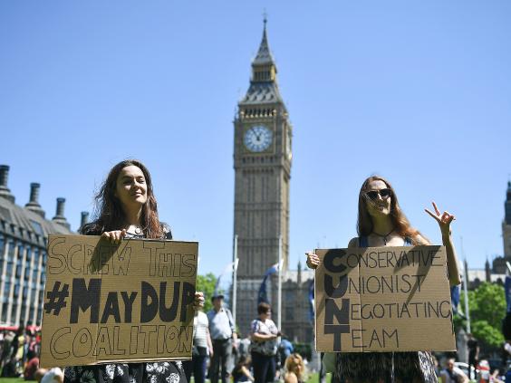 تجمع صدها نفر در مرکز لندن برای اعتراض به سیاست ترزا می