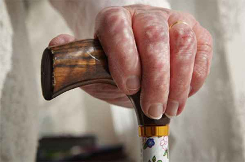 لزوم مناسب سازی معابر برای سالمندان در کرج/ ۳۴۰ هزار سالمند البرزی چشم انتظار آینده ای بهتر
