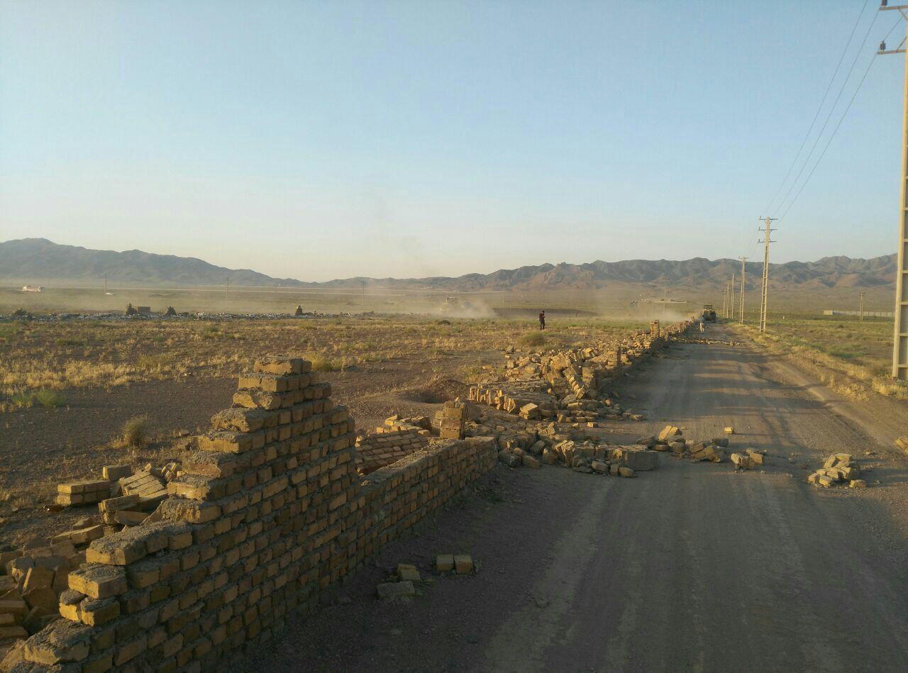 تخریب 25 هزار متر دیوارکشی غیرمجاز در «پلنگ آباد» اشتهارد/ توصیه دادستانی به مردم در مورد معامله اراضی زراعی