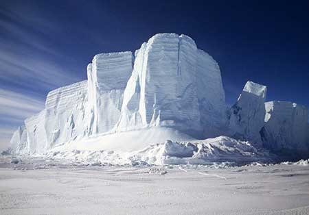 بزرگترین کوه‌ یخ در دنیا ترک خورد + فیلم
