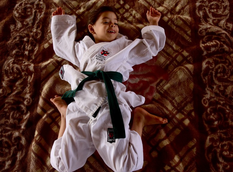 دختر کاراته کار 6 ساله در خرابه های حلب/ آرزوی تبدیل شدن به قهرمان کاراته جهان