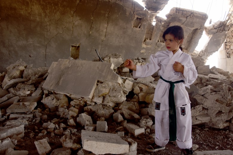 دختر کاراته کار 6 ساله در خرابه های حلب/ آرزوی تبدیل شدن به قهرمان کاراته جهان