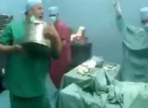 رقص جراحان بالای سر یک بیمار در اتاق عمل + فیلم