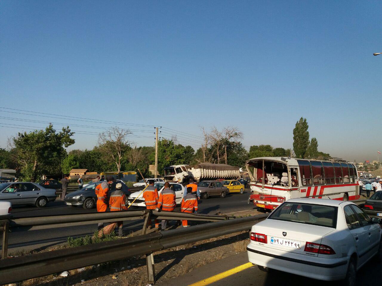 جزئیات تصادف زنجیره ای در بزرگراه کرج - تهران/ رانندگان تماشاگرحادثه باعث تشدید و ادامه ترافیک شده اند