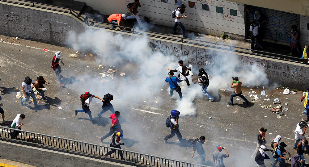 نبرد معترضان با گارد ملی در غرب ونزوئلا واقع در ایالت مریدا