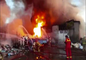 حرق گسترده در 2انبار خیابان فداییان اسلام/ خسارت مالی بسیار زیاد است+ فیلم