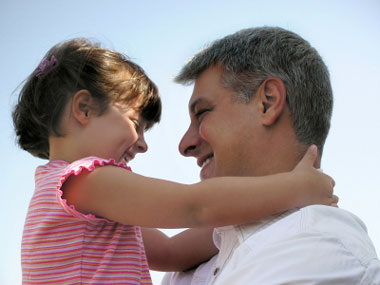 دخترها وابسته حمایت عاطفی پدر هستند