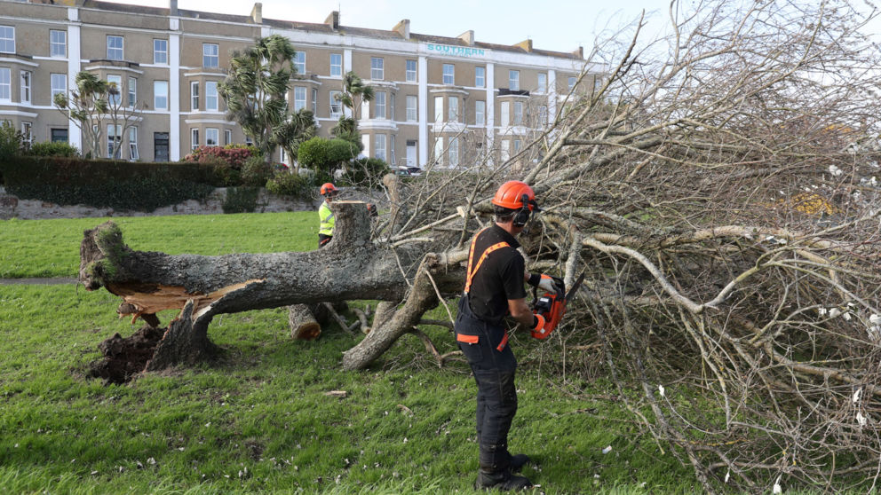 طوفان کشنده اوفلیا خرابی بیشتری را در انگلستان به بار خواهد آورد