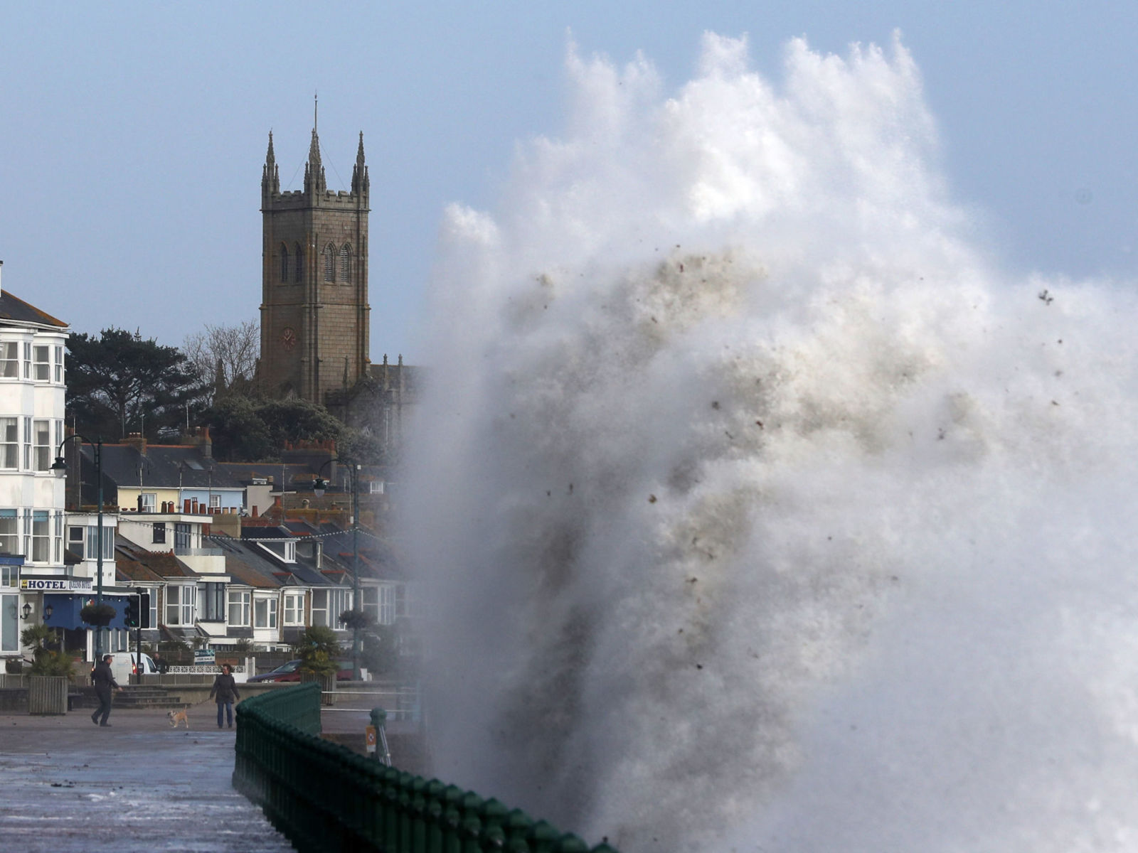 طوفان کشنده اوفلیا خرابی بیشتری را در انگلستان به بار خواهد آورد